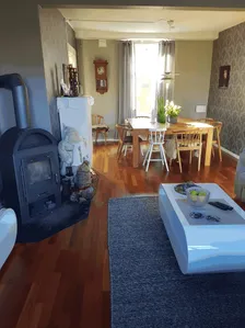 Villakänsla: femma i två plan med egen entré och uteplats bild 3