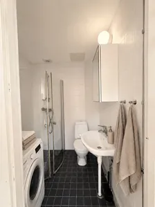 Trivsam tvåa med utgång till villalik trädgård bild 5, digitalt möblerad