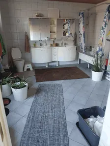 Villakänsla: femma i två plan med egen entré och uteplats bild 7
