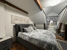 Villakänsla: femma i två plan med egen entré och uteplats bild 9