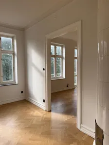 Paradvåning med fem kakelugnar och hiss rakt in bild 12