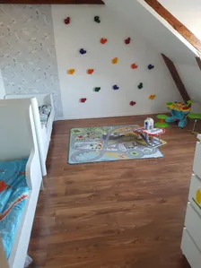 Villakänsla: femma i två plan med egen entré och uteplats bild 11
