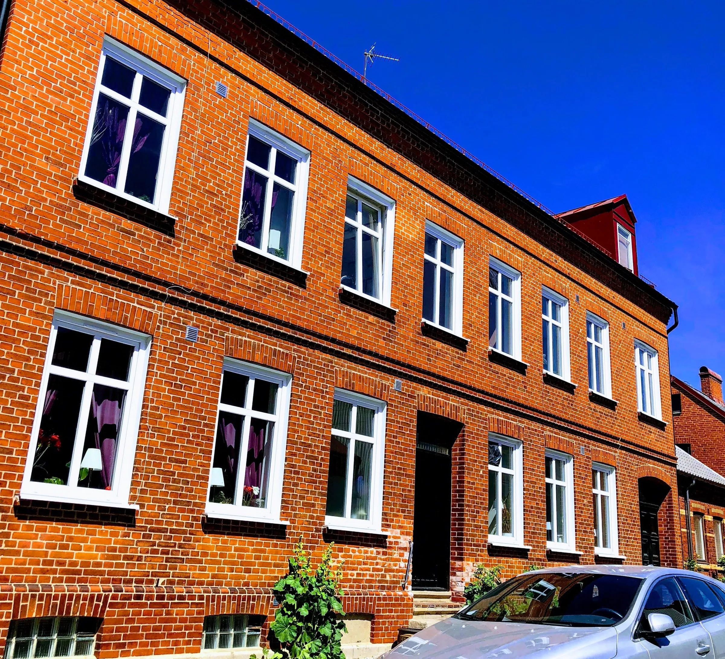 Trivsam tvåa med utgång till villalik trädgård